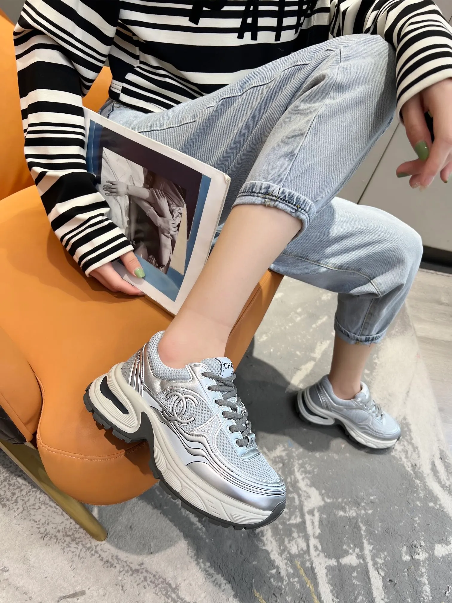 👟👟Ex-factory price 640👟👟 Women's shoe factory chanel Chanel early spring vacation series latest casual sports shoes silver white, gold white, silver gray, black and red! Incomparably beautiful and easy to wear, very light, the lining is also super soft, super comfortable, the upper is breathable, the color is high-end and durable, versatile. Upper: cowhide and cloth stitching. Inner: breathable mesh. Original foam combination outsole. Size: 35-40.